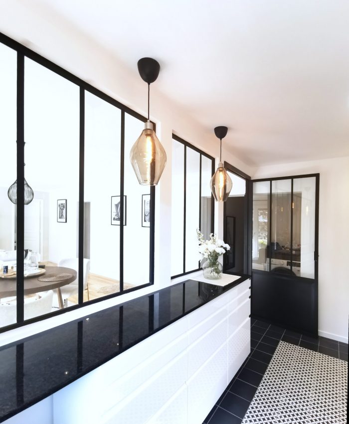 verrière noire cuisine plan de travail pierre